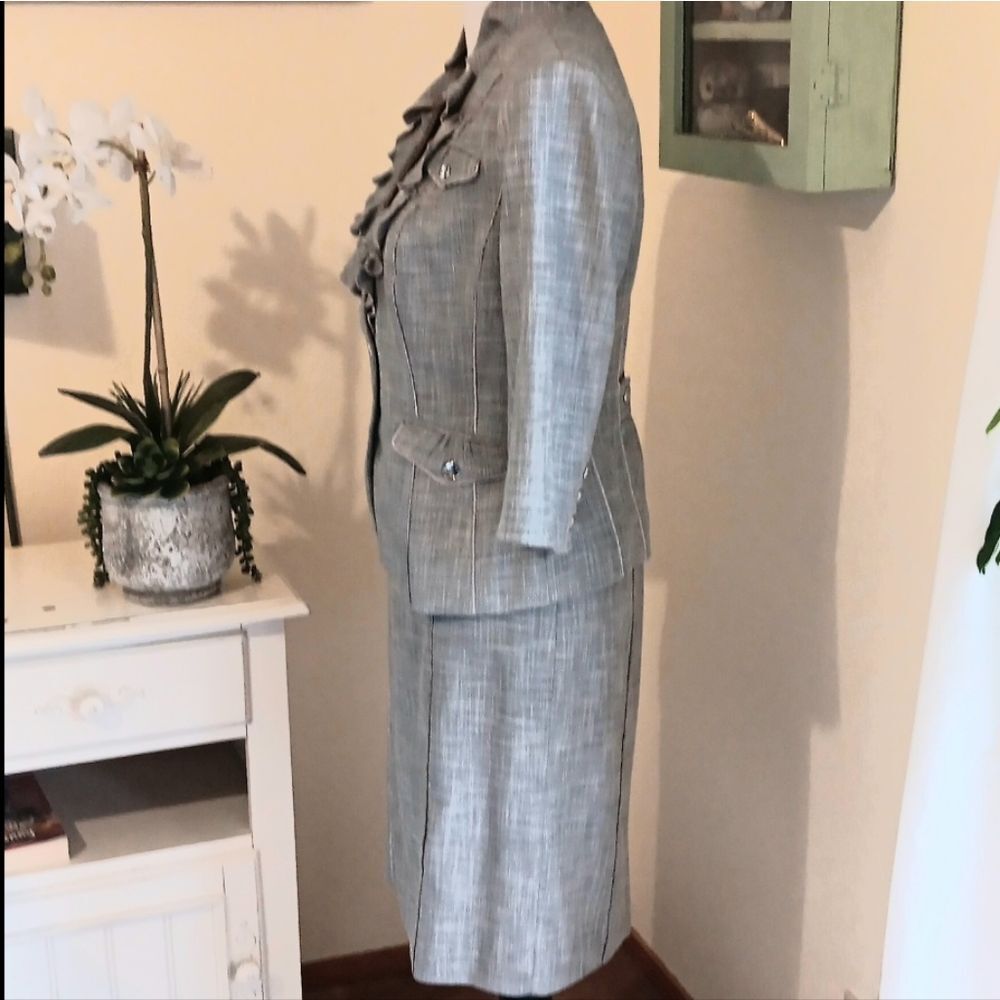 White House Black Market Two-Piece Suit. Career. Professional - Picture 4 of 12
